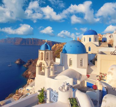 Oia Köyü, Santorini Adası 'ndaki mavi kubbeli yerel kilise., 