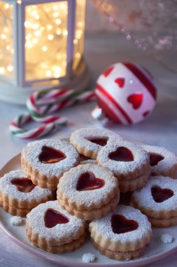 Kırmızı ile dolu geleneksel Noel Linzer kurabiye yakın çekim