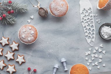 Şeker serpilir muffins, fondan icin ile masanın üst görünümü