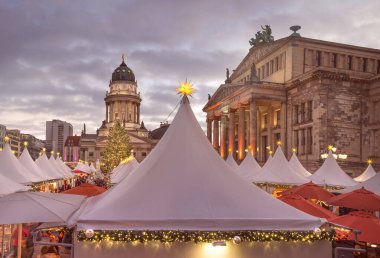 Berlin 'de Gandarmenmarkt' ta yılbaşı pazarı 