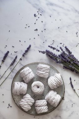 Lavantayla yapılmış ev yapımı şekerlemelerle yatıyordu.