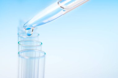 Bilimsel arkaplan: bir tüpe düşen pipetten düş