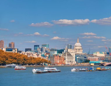 Londra, St. Paul Katedrali ve nehir kıyısından ufuk çizgisi