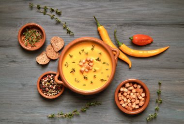 Seramik kasede kabak çorbası Gri kırsal ahşap üzerinde Senin ile servis