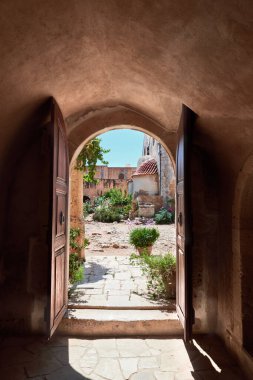Girit 'teki Arcadi Manastırı, eski güzel iç dünyaya açılan kapıyı açtı.