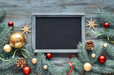 Yeşil, kırmızı ve altın rengi Noel arkaplan, üstten yazı 