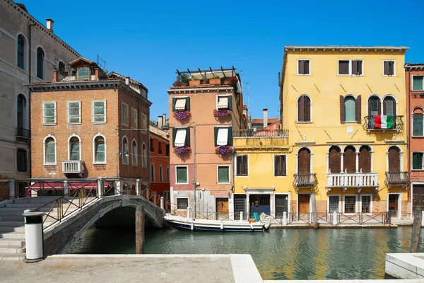 Casas antigas e ponte sobre o Canal De Cannaregio em Veneza — Fotografia de Stock