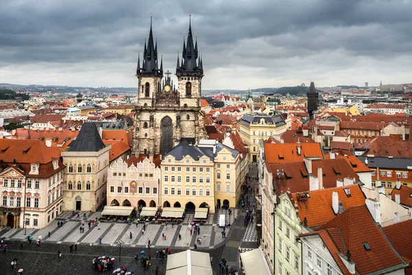 Prag, yağmurlu bir gün ana meydanında