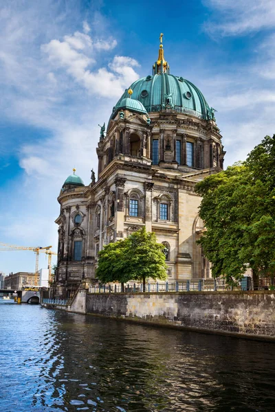 Berlin Catherdal de l'autre côté de l'eau — Photo