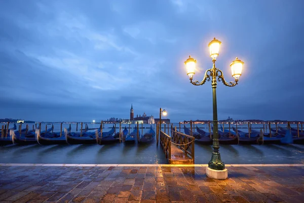 Lámpara histórica con goldolas por la noche en Venecia, Italia — Foto de Stock