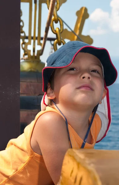 역사적인 여객선에 어린 소년 — 스톡 사진