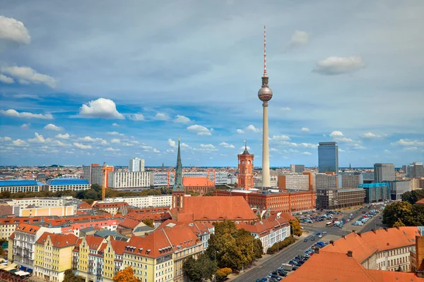 Вид с воздуха на центр Берлина в светлый день, включая Красный буксир — стоковое фото