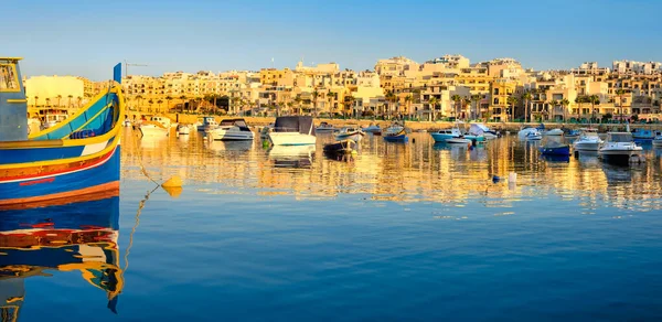 Vissers- en passagiersboten in de baai van Marsaskala in Malta — Stockfoto