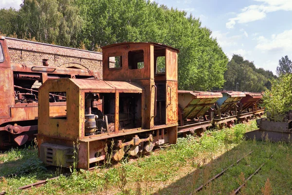 Tren de vapor abandonado y oxidado y vagones de carbón en el histórico — Foto de Stock
