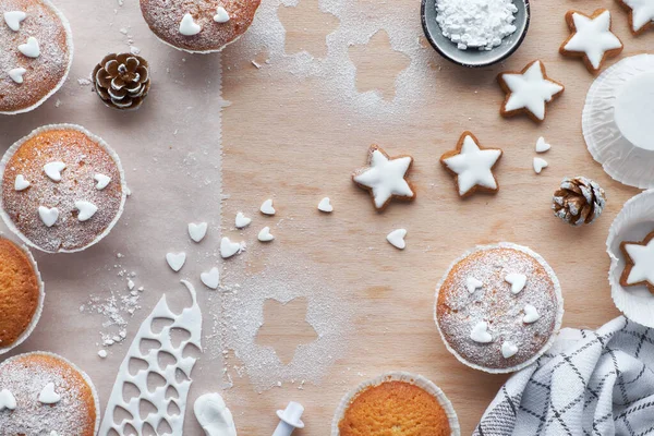 Top utsikt över bordet med socker-strös muffins, fondant icin — Stockfoto