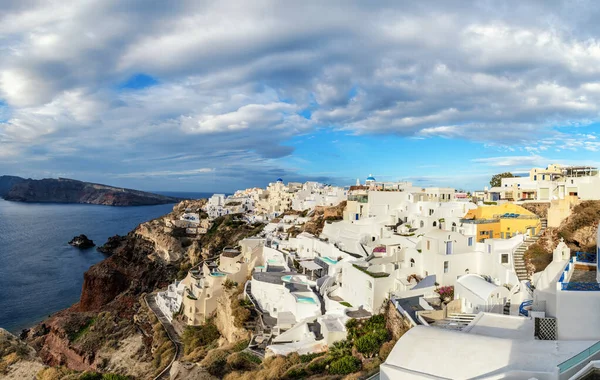 Isla de Santorini en Grecia, pueblo de Oia bajo un cielo dramático —  Fotos de Stock