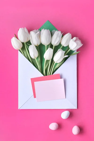 白いチューリップ紙の封筒に空白のカードとイースターエッグ — ストック写真