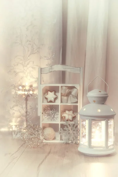 Lanterna decorativa, candele e decorazioni natalizie, spazio per — Foto Stock