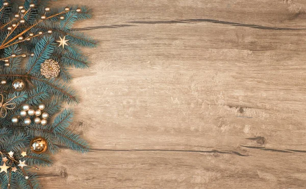Vánoční pozadí s zdobené jedle větev hranice na wo — Stock fotografie