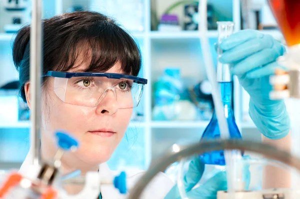 Tecnologia feminina trabalha em laboratório químico — Fotografia de Stock