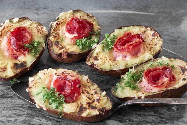 Keto Diet Dish: avocado-boten met knapperige spek, gesmolten kaas — Stockfoto