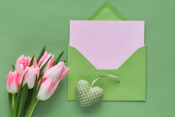 Fondo verde primavera con tulipanes rosados, jacinto, envuelto — Foto de Stock