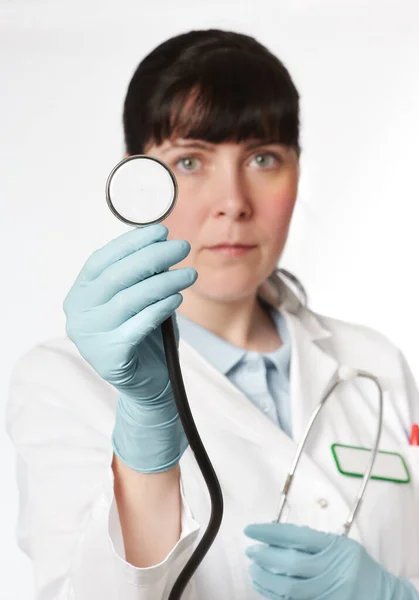 Kobieta lekarz przytrzymanie stetoskop na białym tle — Zdjęcie stockowe