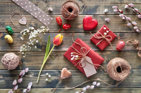 Vista aérea de la mesa de madera con decoraciones de primavera, wrapp —  Fotos de Stock
