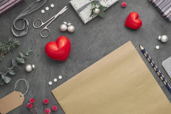 Boże Narodzenie tło z czerwonych kamiennych serc, pakowane prezenty, tagi, — Zdjęcie stockowe