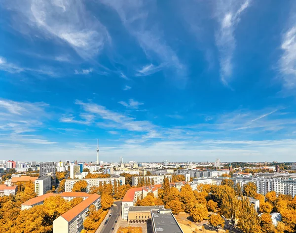 Berlín Oriental desde arriba: casas, torre de televisión en Alexander — Foto de Stock