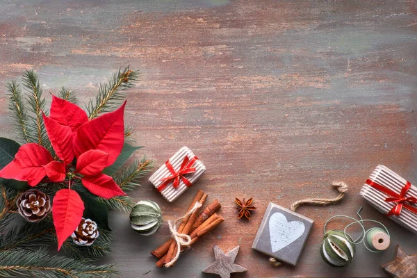 Platt läggning med gran kvistar, poincettia och jul dekorationer på text — Stockfoto