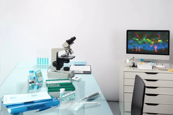Microscopic work station in modern research facility — 스톡 사진