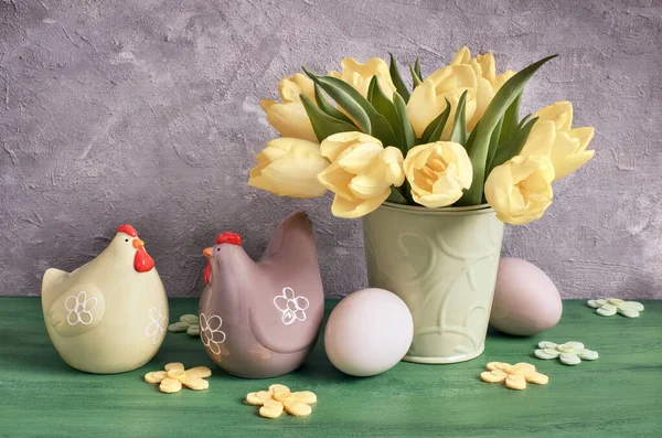 Пасхальная композиция с желтыми тюльпанами, войлочными цветами, керамической курицей — стоковое фото