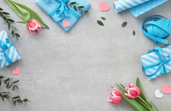 Vår platt låg med giift lådor, säsongsbetonade blommor och eucal — Stockfoto