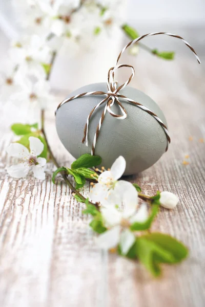 Fechar no ovo de Páscoa marrom amarrado com cabo quadriculado com branco — Fotografia de Stock