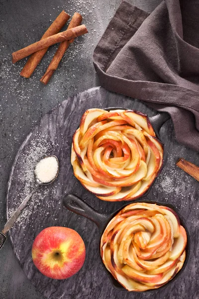 Pasticceria fatta in casa con fette di mela a forma di rosa cotte in ferro — Foto Stock