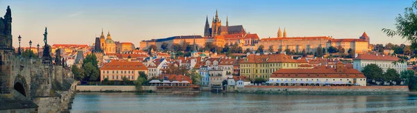 Romantik Prag 'ın şafak vakti panoramik görüntüsü — Stok fotoğraf