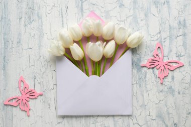 Beyaz desenli arka plan üzerine beyaz ve pembe zarflı beyaz laleler, kopyalama alanı