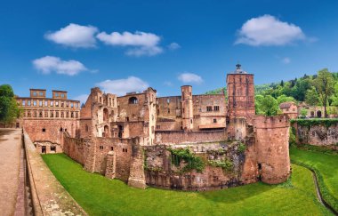 Bahar 'da Heidelberg Kalesi' nin (Heidelberger Schloss) kalıntıları. Bu panoramik görüntü Heidelberg, Almanya 'da çekildi..