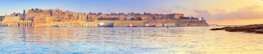 Malta, Valletta 'yı Vittoriosa yarımadasının ucundan alınan geleneksel mimarisiyle, panoramik görüntüsüyle gör.