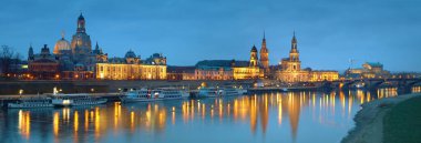 Elbe Nehri ve yolcu gemilerine yansımaları ile Dresden eski şehir panoraması gece