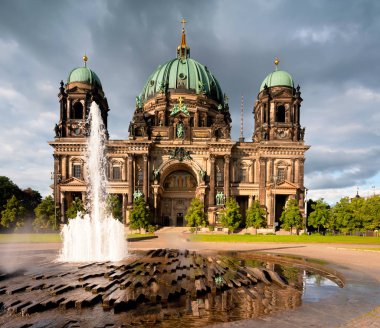 Berlin cathedral veya berliner dom, önünde bir çeşme ile