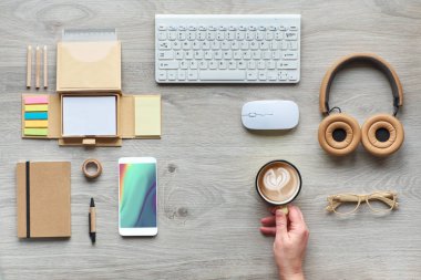 Konsept daire, çevre dostu sürdürülebilir malzemeler, el yapımı kağıt, bambu ve ahşaptan elde edilen modern ofis malzemeleriyle yatıyordu. Tek kullanımlık plastiklerden kaçınarak çalışma alanı rutinlerini düzenle.