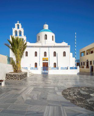 Platsani 'nin Panagia Kilisesi' nin mavi kubbesi ve çan kulesi. Kilise Yunanistan 'ın Santorini adasındaki Oia Caldera Meydanı' nda bulunmaktadır..