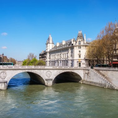 Saint-Michel Köprüsü parlak güneşli bir günde Paris, Fransa, Seine Nehri üzerinde