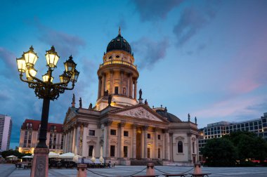 Gendarmenmarkt akşam üzerinde yeni kilise (Deutscher Dom ya da Alman Katedrali)