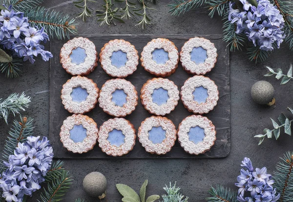 Vue Dessus Fleur Biscuits Linzer Avec Vitrage Bleu Sur Fond — Photo
