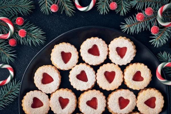Top Kilátás Hagyományos Karácsonyi Linzer Cookie Piros Lekvár Fekete Lemez — Stock Fotó