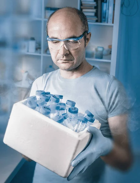 Senior Forskare Med Medicinska Eller Biologiska Prover Vit Ice Box — Stockfoto