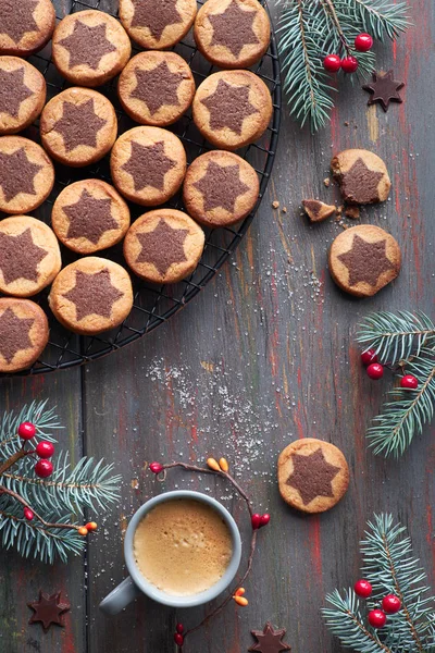 Biscoitos Natal Com Padrão Estrela Chocolate Rack Resfriamento Com Especiarias — Fotografia de Stock